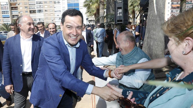 Juanma Moreno, ayer saludando a varios vecinos en Algeciras.
