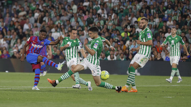 Ansu Fati remata en el primer gol del Barcelona.