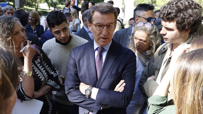 Alberto Núñez Feijóo durante un corrillo con periodistas tras participar este lunes en el acto organizado por el PP en el Día de Europa.