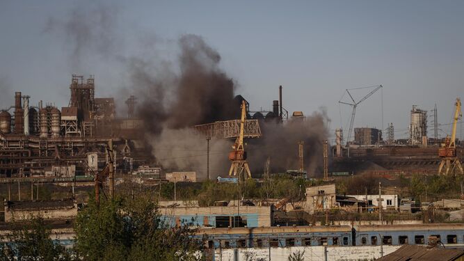 Una columna de humo se eleva desde la acería de Azovstal, en Mariupol