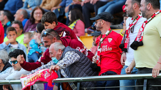 Varios aficionados del Sevilla, durante el partido en Villarreal.