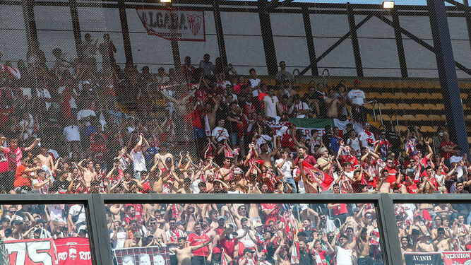 La afición del Sevilla, en la zona acotada para visitantes en el Estadio de la Cerámica.