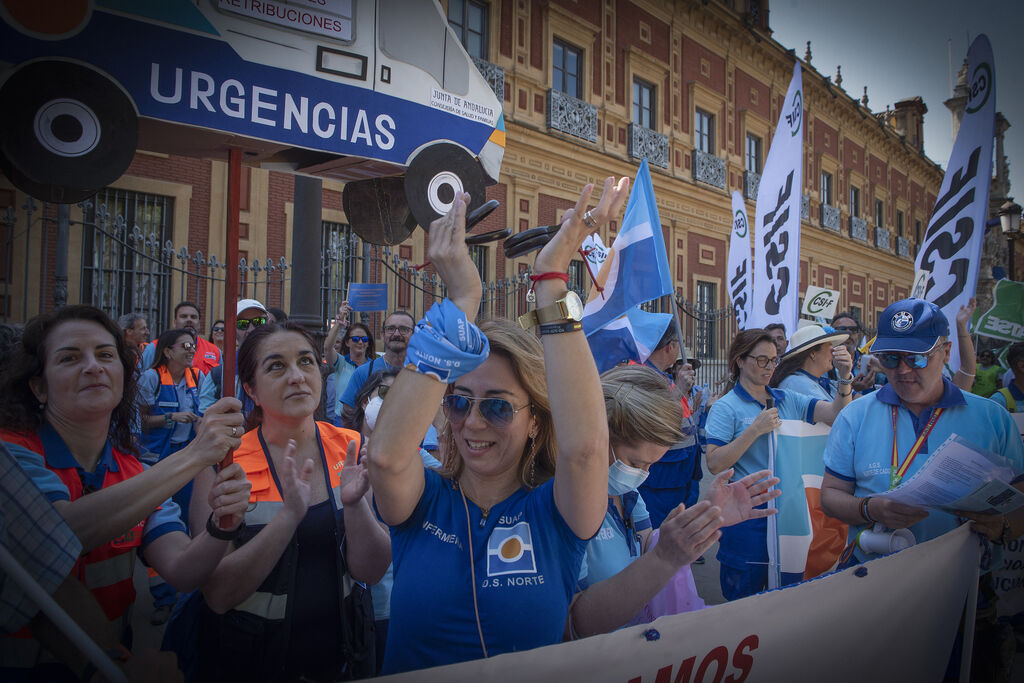 Las im&aacute;genes de la protesta de los profesionales de las urgencias y emergencias en Sevilla