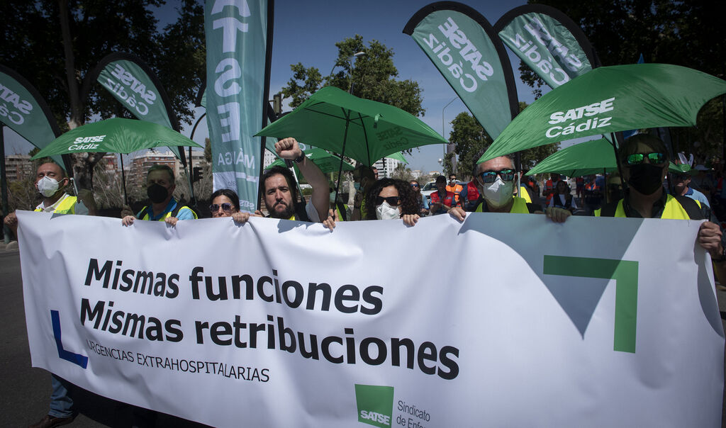 Las im&aacute;genes de la protesta de los profesionales de las urgencias y emergencias en Sevilla