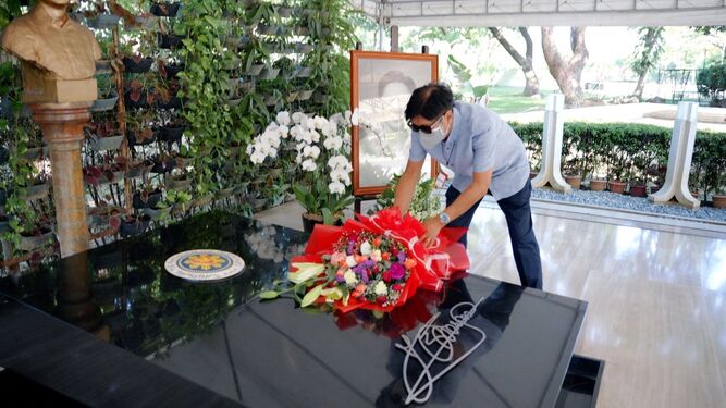 'Bongbong' Marcos visita la tumba de su padre