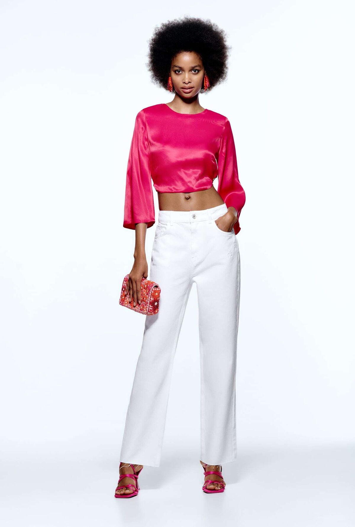 la definitiva verano 2022: pantalones blancos y blusa rosa