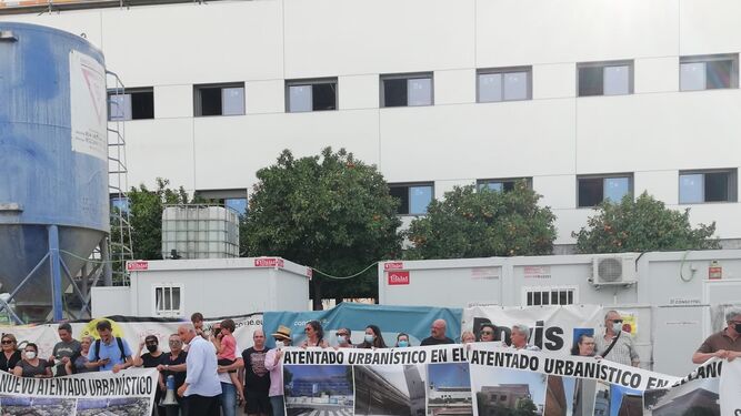 Protesta frente a la residencia universitaria que se construye en la barriada Elcano, este miércoles.