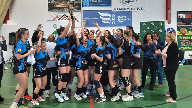 Las jugadoras del BM Solúcar celebran su título de campeonas andaluzas.
