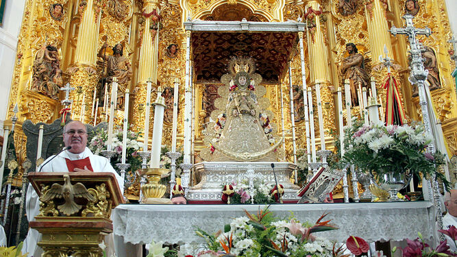 Imagen de archivo de la Virgen del Rocío en el santuario, durante una romería.