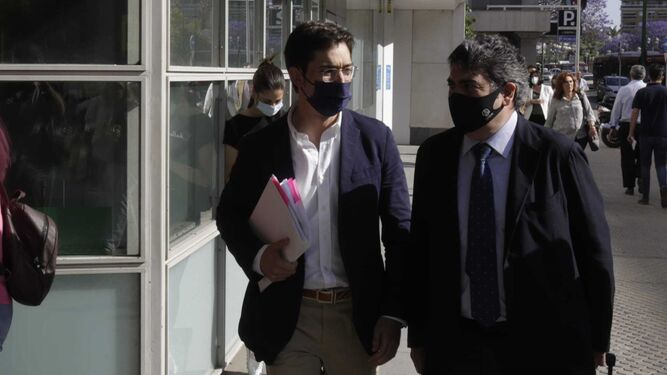 Luis Paniagua y su abogado entrando en el edificio Noga