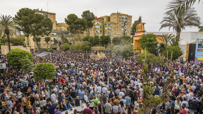 Numerosas personas se concentran en la calle durante la pasada Semana Santa en Sevilla.