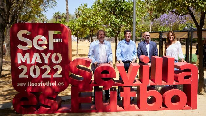 Jiménez-Riquelme, Juan Marín; Monchi y Rosa Herándnez, tras el logo de 'Sevilla es Fútbol 2022'.