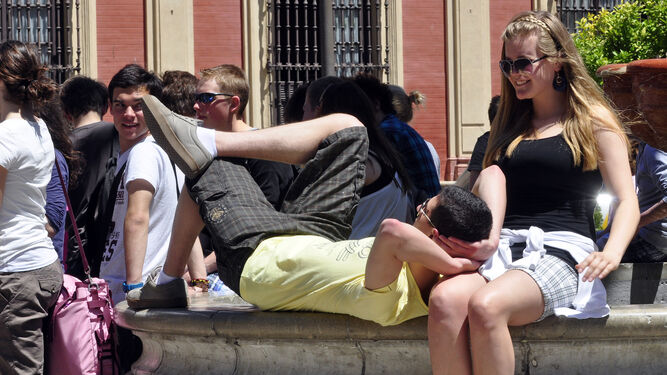 Varios turistas a pleno sol en el centro de Sevilla.