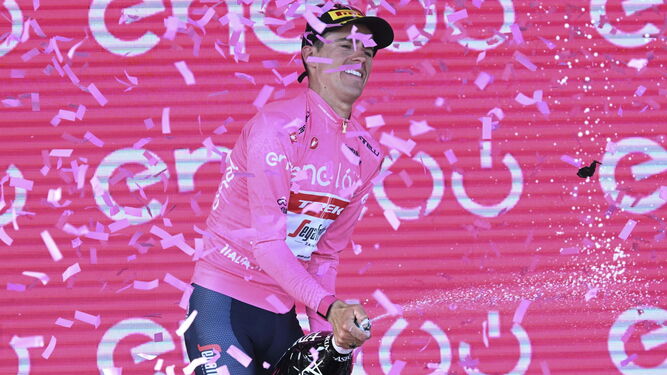 Juanpe López celebrando su quinta etapa con la 'maglia' rosa.