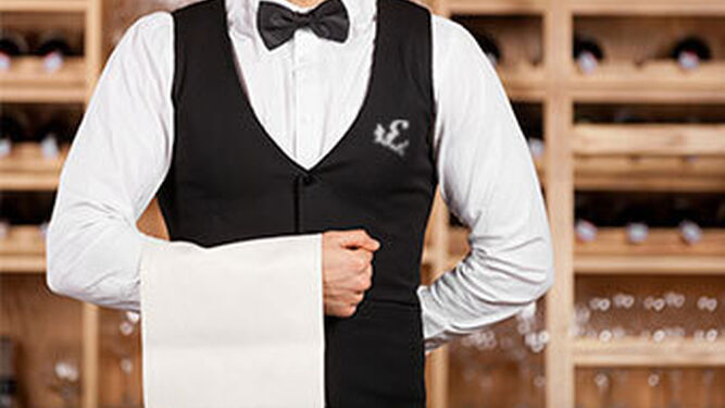 Un camarero perfectamente uniformado