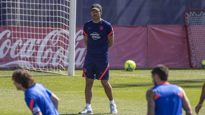 Simeone observa el entrenamiento del Atlético de Madrid.