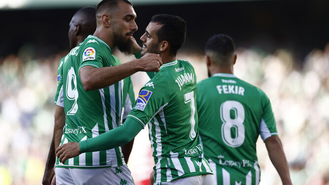 Juanmi es felicitado por Borja Iglesias tras marcar el primer gol al Granada.