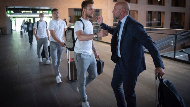 Monchi recibe a Rakitic en el AVE antes de partir a Madrid.