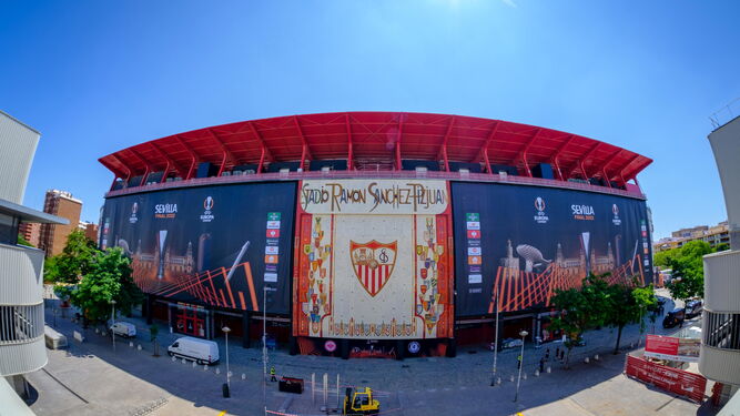 Exterior del estadio Ramón Sánchez-Pizjuán, exornado para la final de la Europa League.