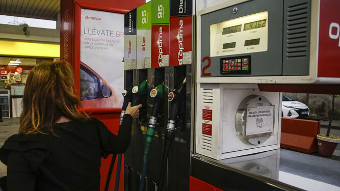 Una conductora echa combustible en Sevilla.