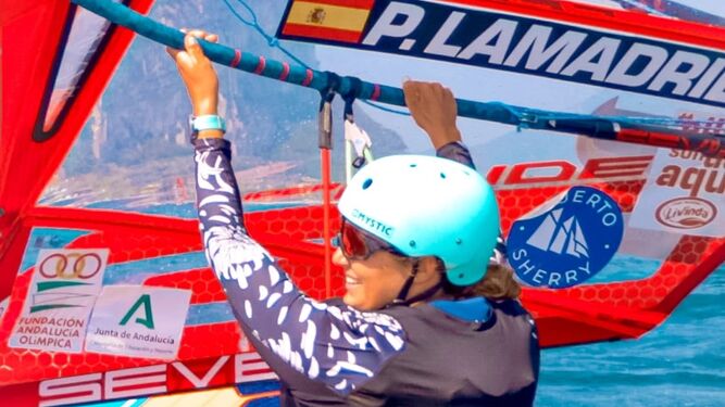 Pilar Lamadrid, durante las regatas de ayer en el lago de Garda.