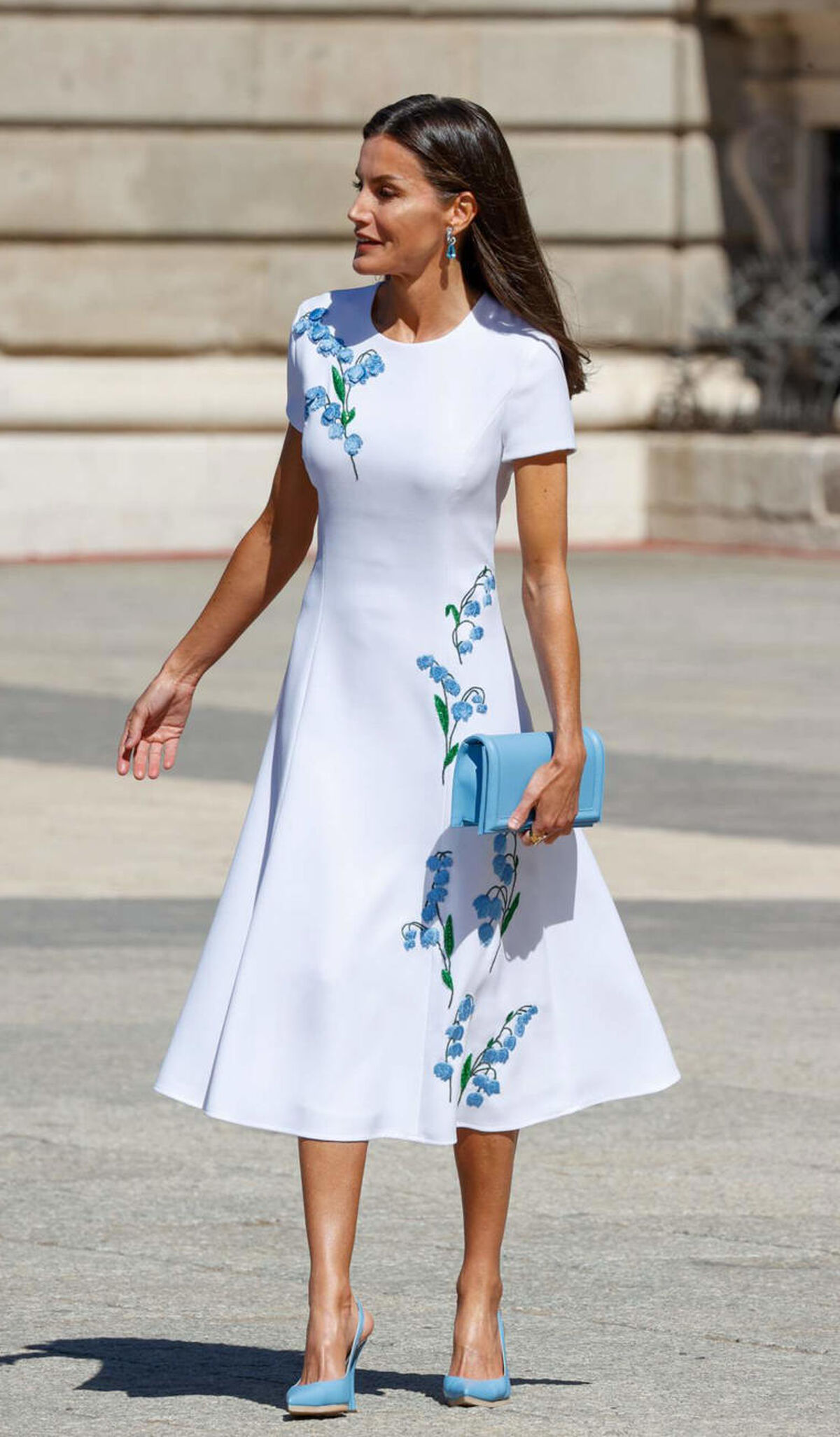 Inesperado Retocar Gran cantidad de La Reina Letizia, con un primaveral vestido para combatir el calor