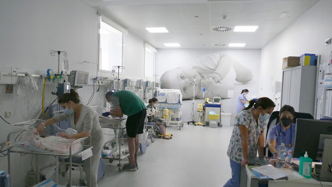 Varios padres atienden a sus hijos en la unidad de Neonatología del Hospital San Juan de Dios de Córdoba .