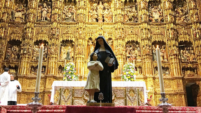 Santa Joaquina de Vedruna en el altar mayor de la Catedral de Sevilla