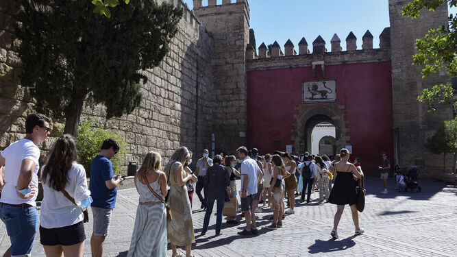 Colas de turistas para entrar en el Alcázar de Sevilla.