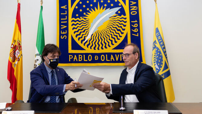 Francisco Oliva y Antonio López tras la firma del acuerdo.
