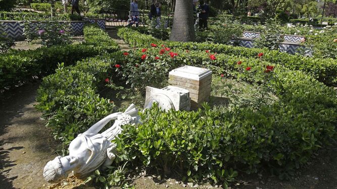 Reciente destrozo de una estatua en el Parque de María Luisa.