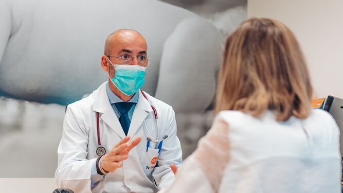 El doctor Ignacio Salamanca junto a una paciente en su consulta.