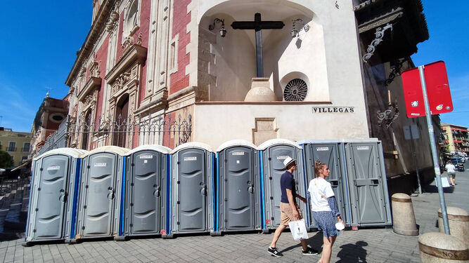 Los urinarios colocados en la fachada de la iglesia del Salvador.