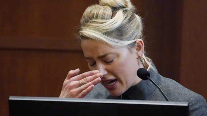 Amber Heard, llorando en un momento de su testimonio.