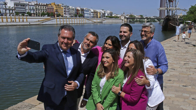 Juan Espadas hace un selfi con el resto de los cabezas de lista del PSOE para las elecciones andaluzas