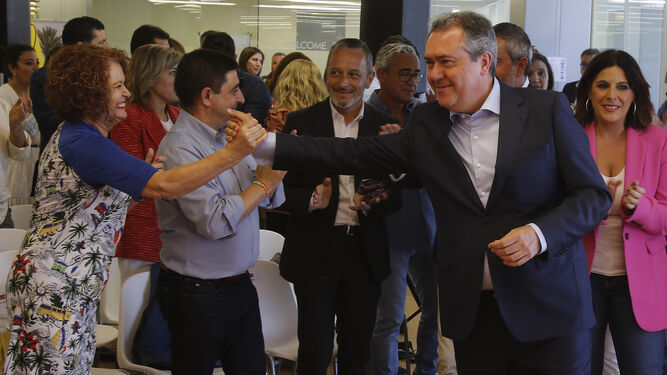 Juan Espadas antes de iniciar el acto de presentación del programa electoral del PSOE