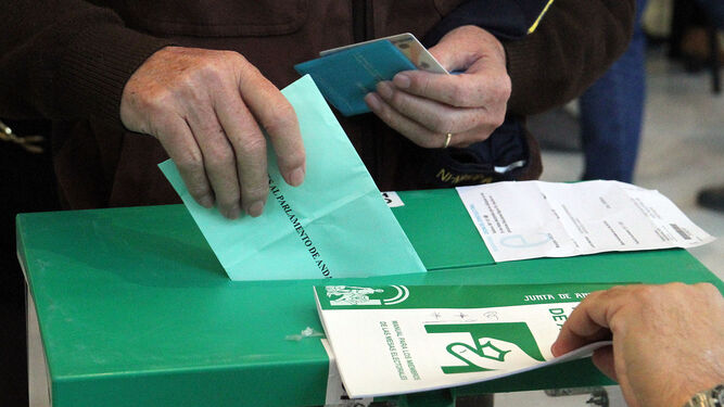 Una persona deposita su voto en las elecciones andaluzas de diciembre de 2018.