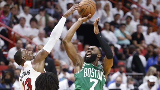 El centro de Miami Heat, Bam Adebayo (i), defiende al delantero de los Boston Celtics, Jalen Brown (d)
