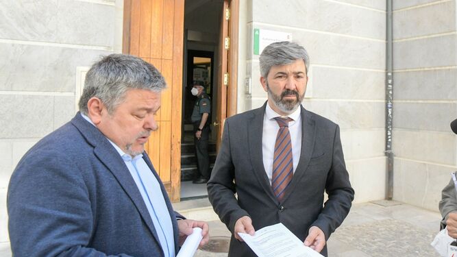 Representantes de la coalición 'Andaluces Levantaos' durante el registro de la denuncia previa.