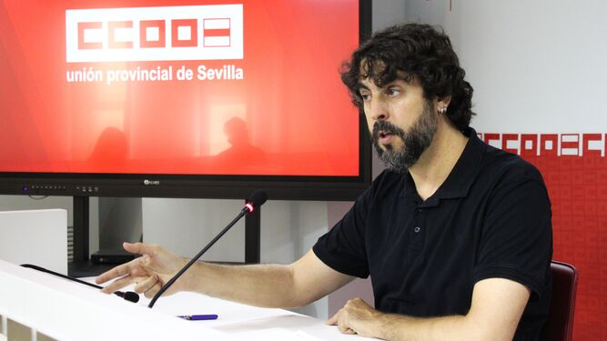 El secretario general de CCOO de Sevilla, Carlos Aristu, en rueda de prensa.