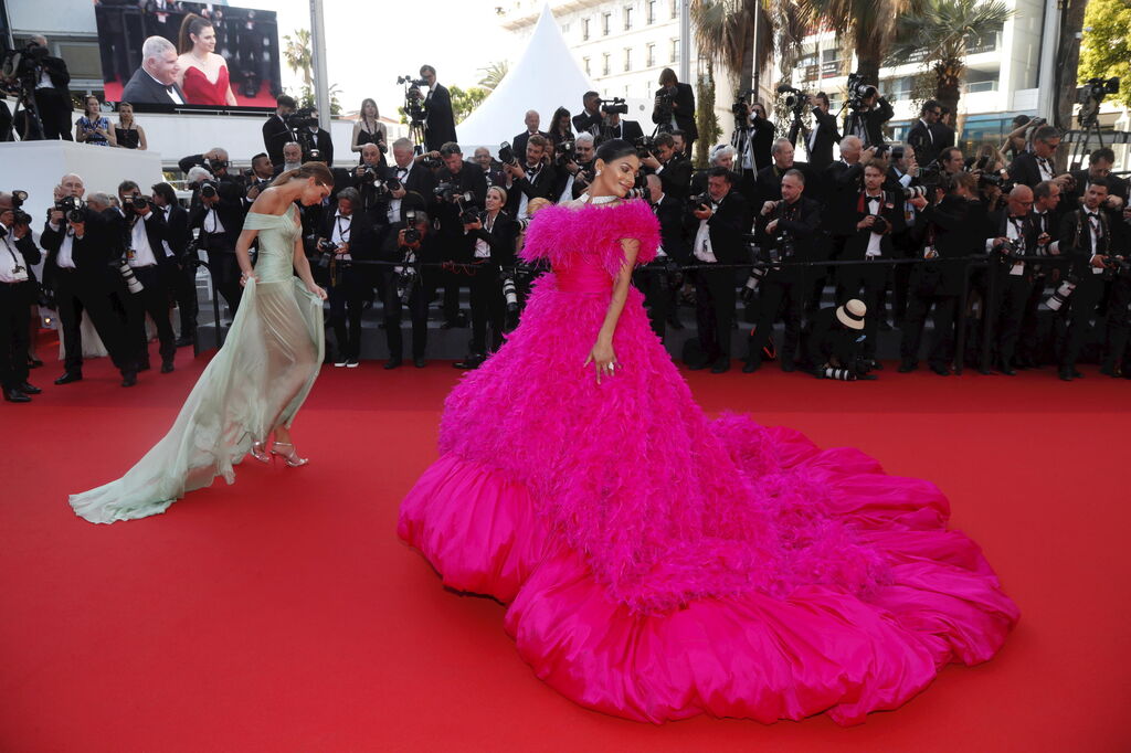 Farhana Bodi con espectacular vestido rosa de plumas y enorme cola.