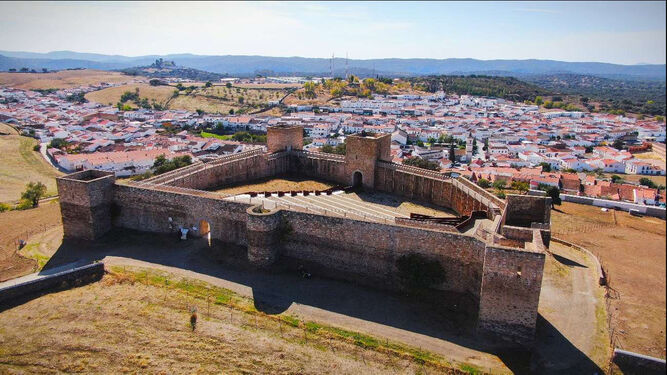Vista panorámica del castillo de El Real de la Jara.