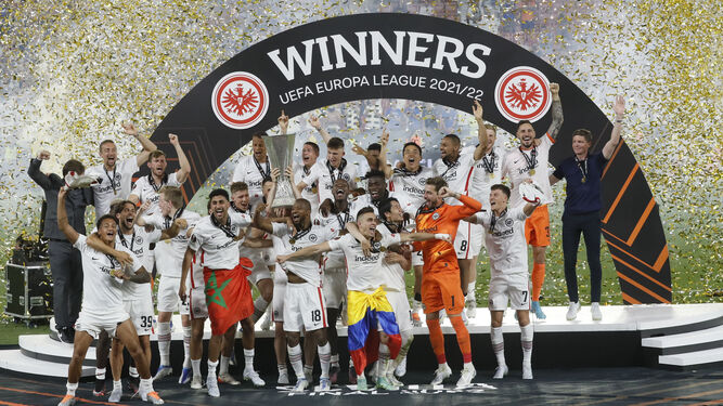 El Eintracht con el trofeo de la Europa League