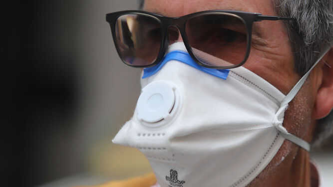 Un hombre con mascarilla con filtro, al principio de la pandemia.