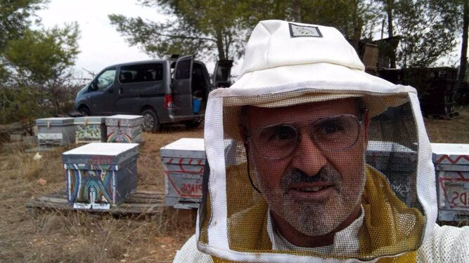 El apicultor valenciano Enrique Simó