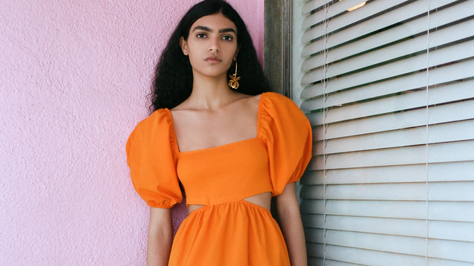 Las diez prendas de Zara con las que caer rendida a la tendencia del verano: el naranja.