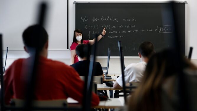 Una profesora imparte clases de Matemáticas en un instituto.