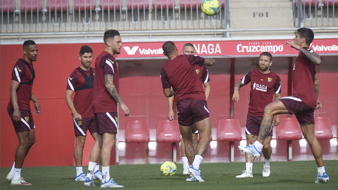Fernando, Montiel, Ocampos, Diego Carlos, Augustinsson, Papu Gómez y Lamela, ayer en el entrenamiento del Sevilla.