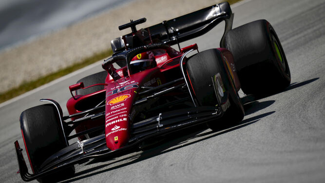 Leclerc toma una curva con su Ferrari en Montmeló