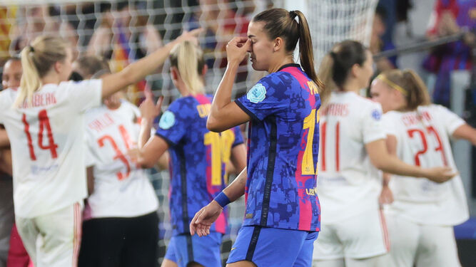 Alexia Putellas se lamenta tras uno de los goles rivales.